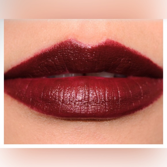 MAC LINGERING KISS Matte Lipstick.
NEW IN BOX. LIMITED EDITION. - Picture 2 of 14